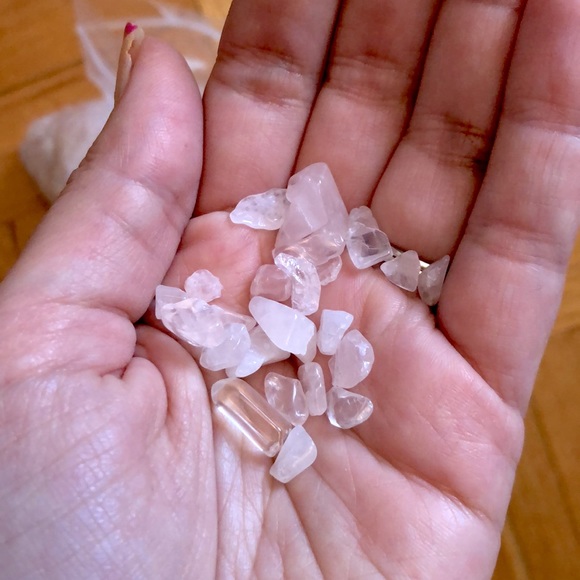 Pink quartz crystal chips - Picture 2 of 2